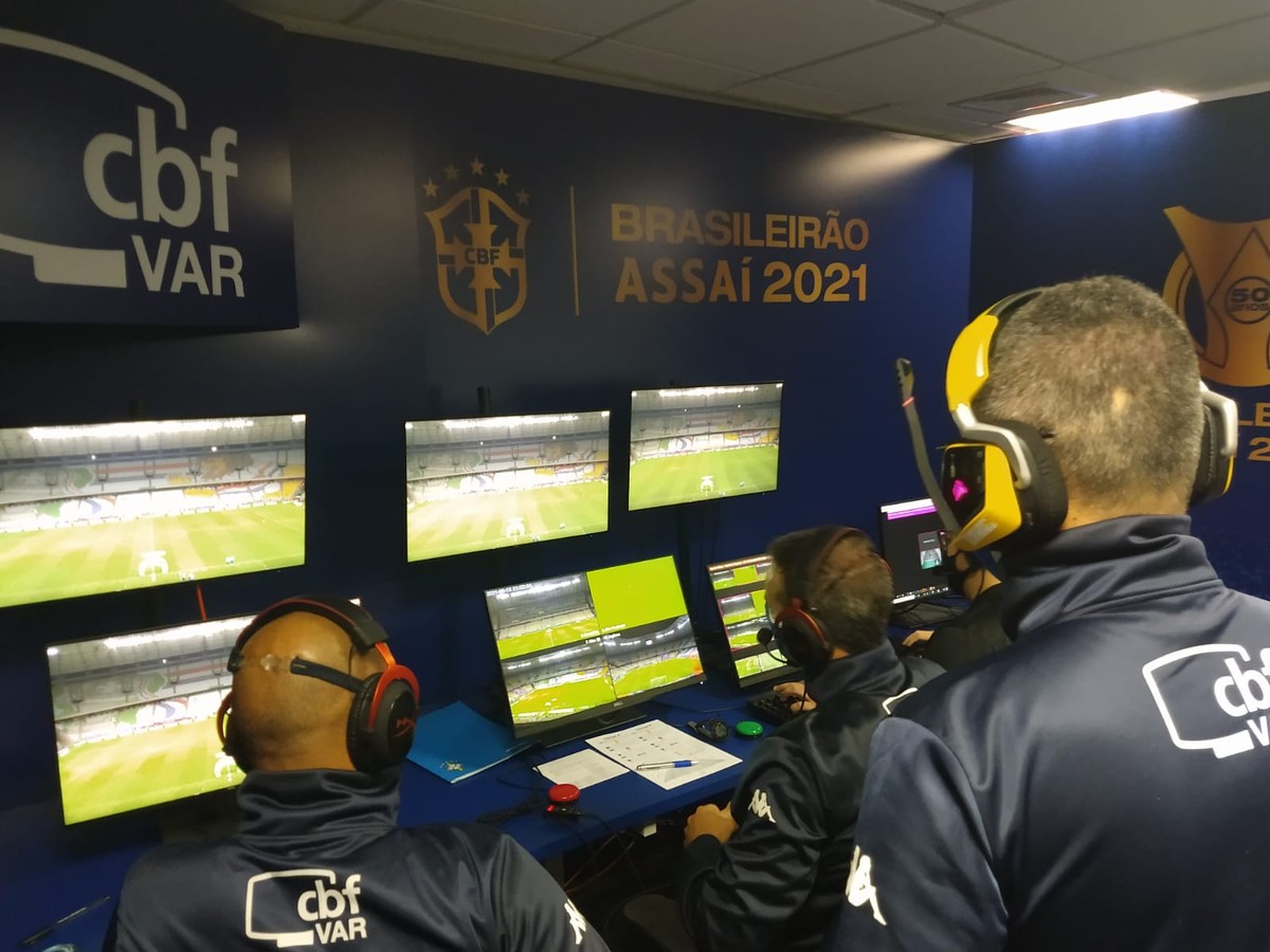 Como a linha tracejada var pode ajudar os árbitros de futebol?
