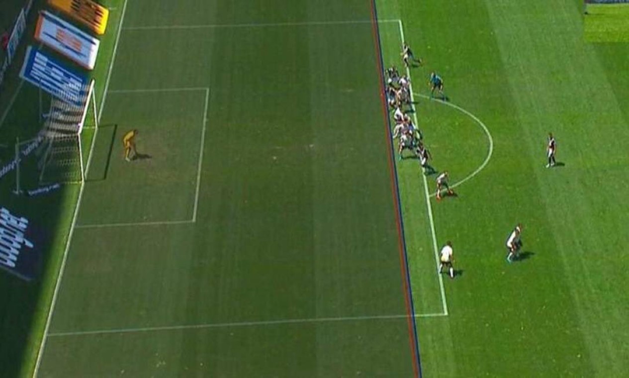 Como a linha tracejada var pode ajudar os árbitros de futebol?