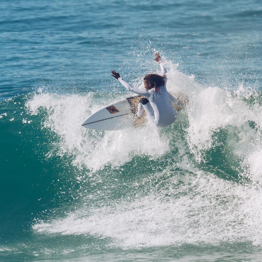 Surf feminino está em alta! Veja os benefícios desse esporte para o corpo e mente.