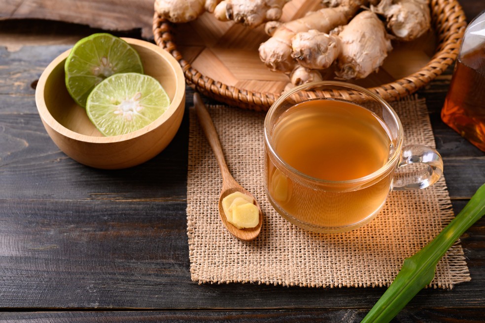 Chá de limão com gengibre: uma combinação poderosa para a saúde.