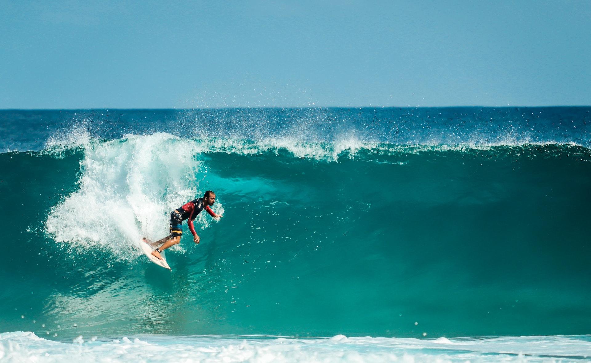 Quanto custa praticar surf com paraquedas? Preços, aulas e equipamentos.