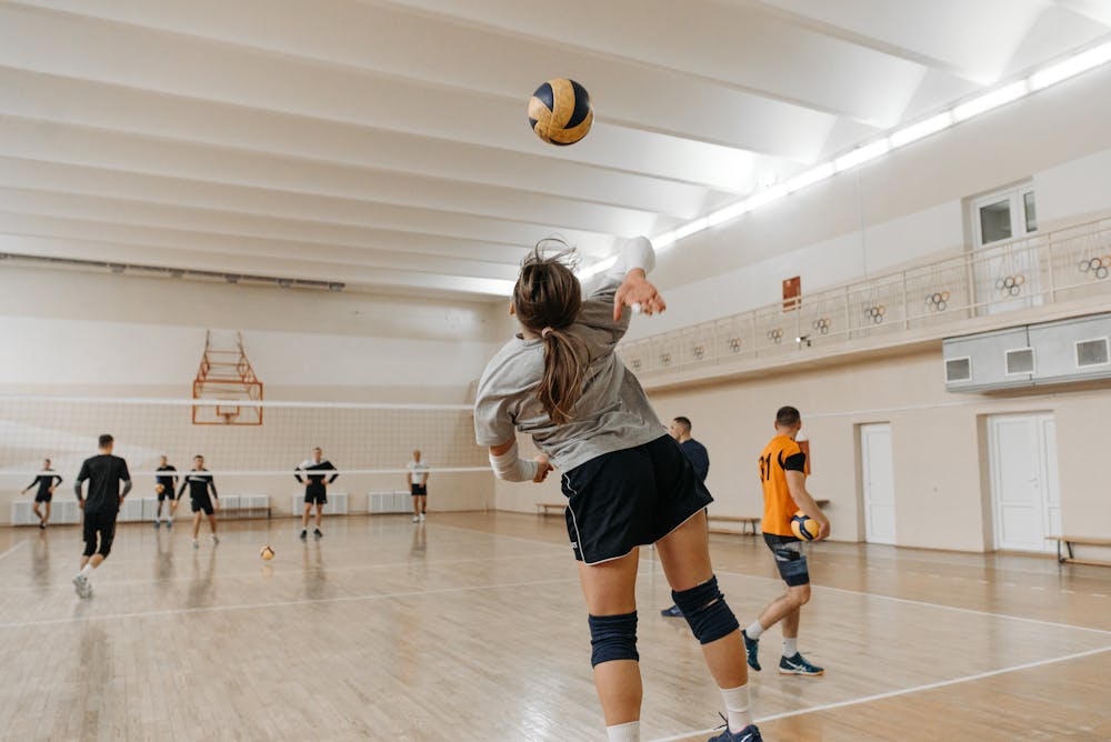 Como usar short feminino volei com estilo? Veja dicas de looks para quadra.