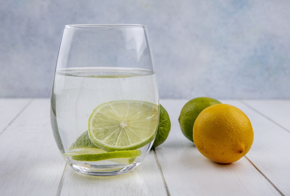 Agua morna c limao desintoxica o corpo? Entenda como essa mistura age no organismo.