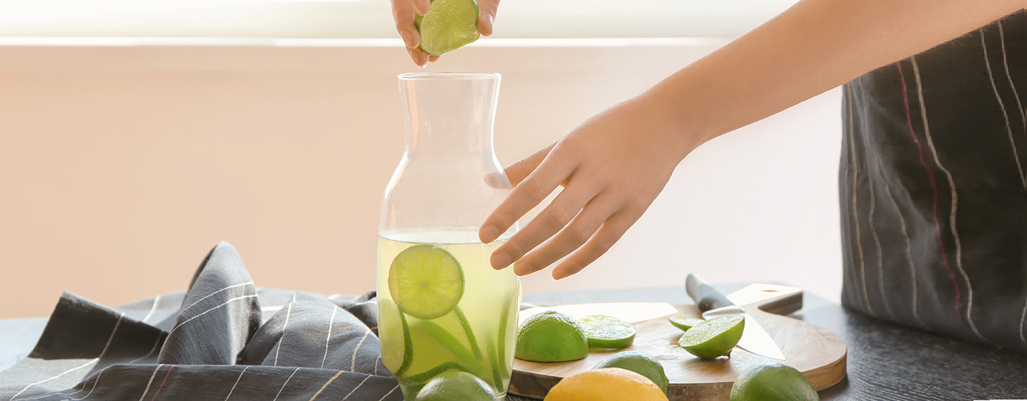 Agua morna c limao desintoxica o corpo? Entenda como essa mistura age no organismo.