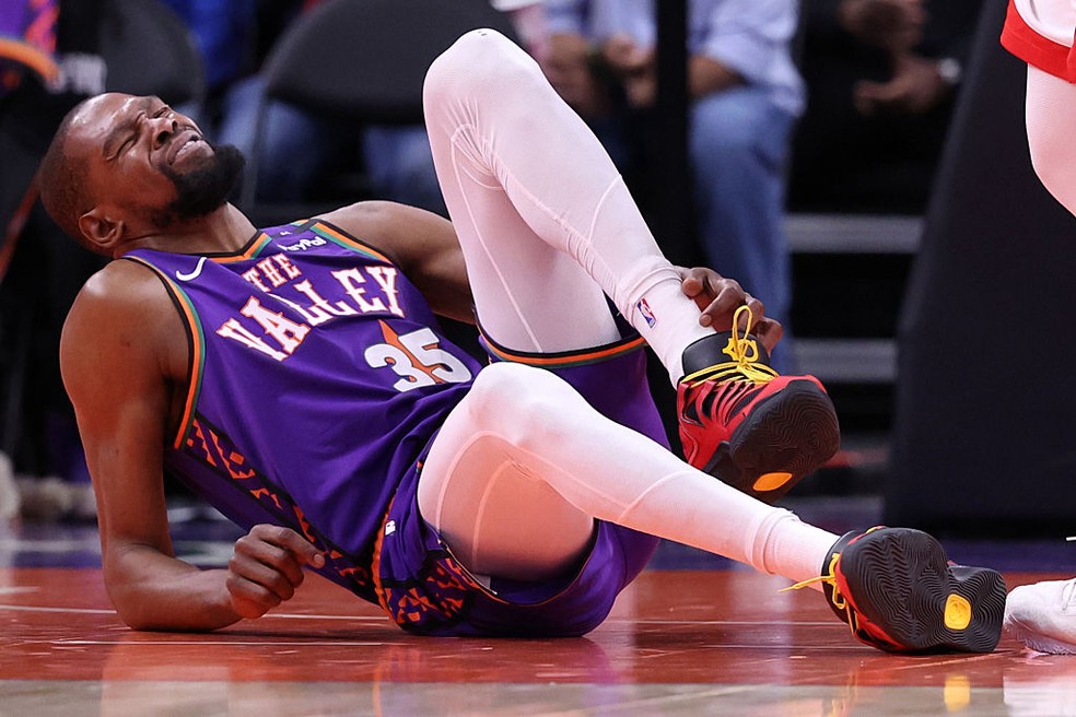 Pé Kevin Durant ainda machucado? Saiba tudo sobre a recuperação do jogador.