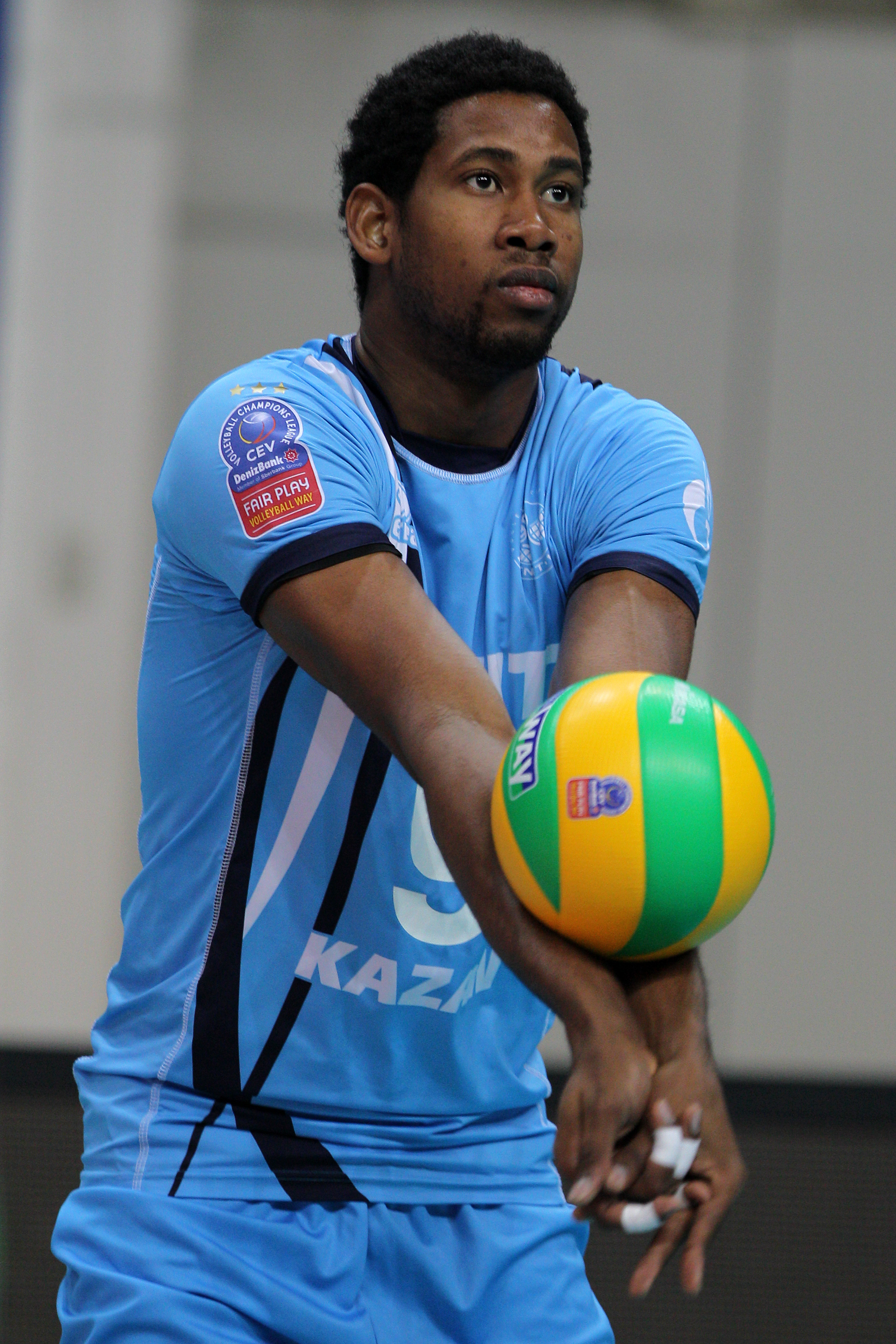 Leon jogador de volei: Qual a altura e peso do atleta?