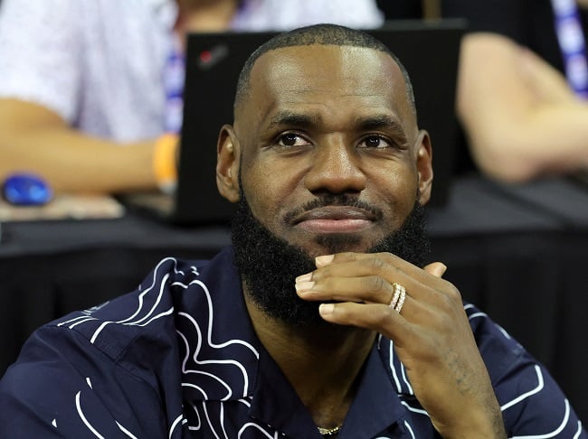 Por que LeBron James investe no Liverpool? Descubra os detalhes dessa conexão milionária.