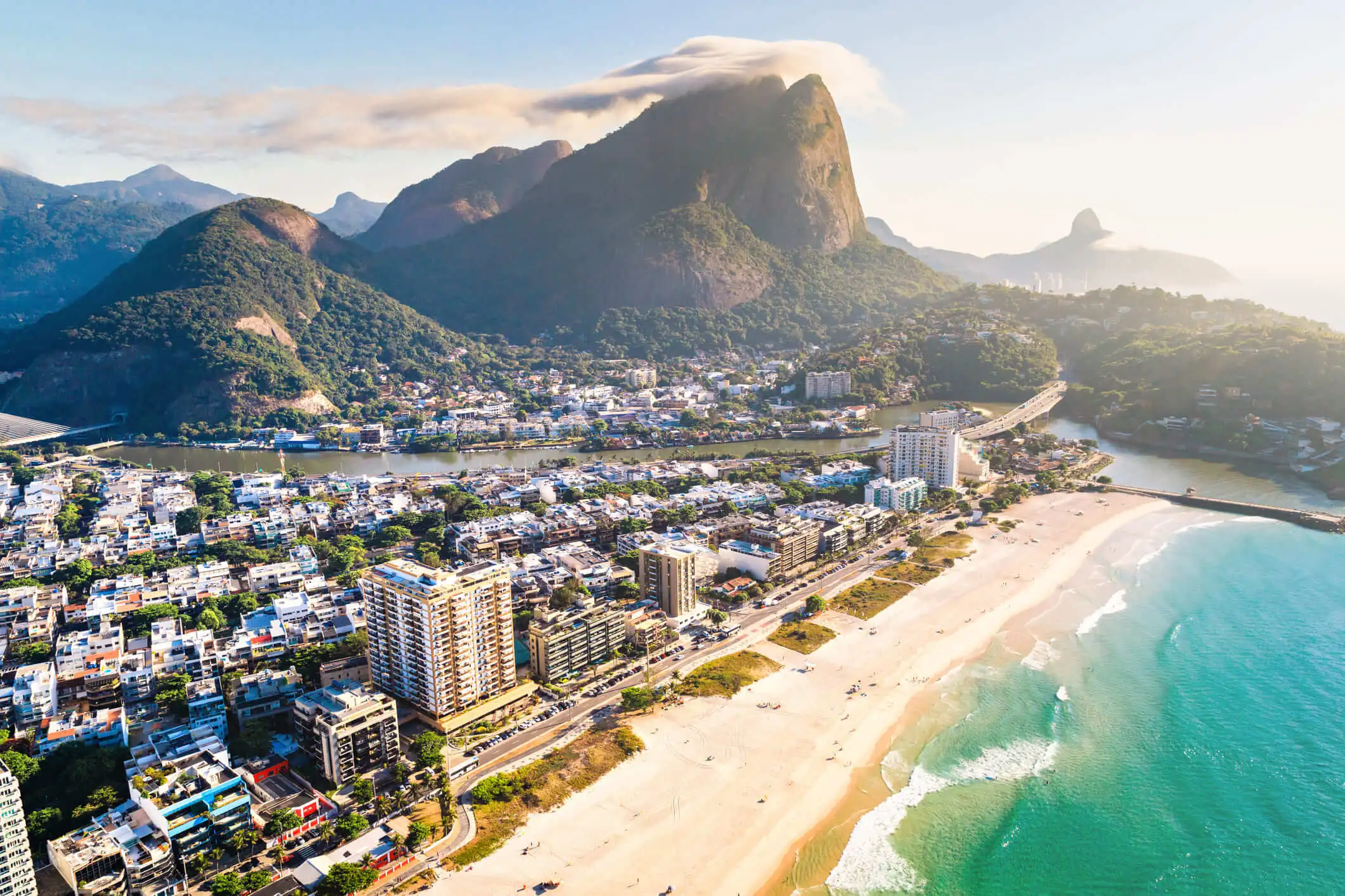 Barra da Tijuca Posto 6: A praia ideal para famílias e esportistas.