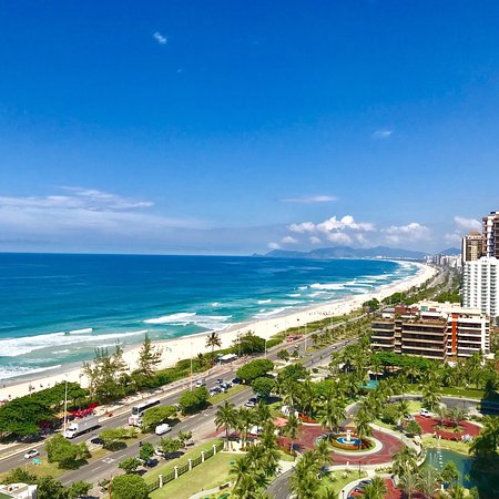 Barra da Tijuca Posto 6: A praia ideal para famílias e esportistas.