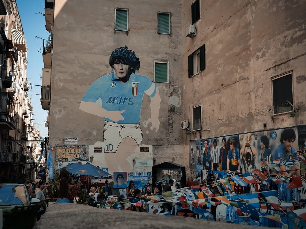 Napoles Maradona: Por que ele é tão amado? Descubra a paixão dos torcedores napolitanos.