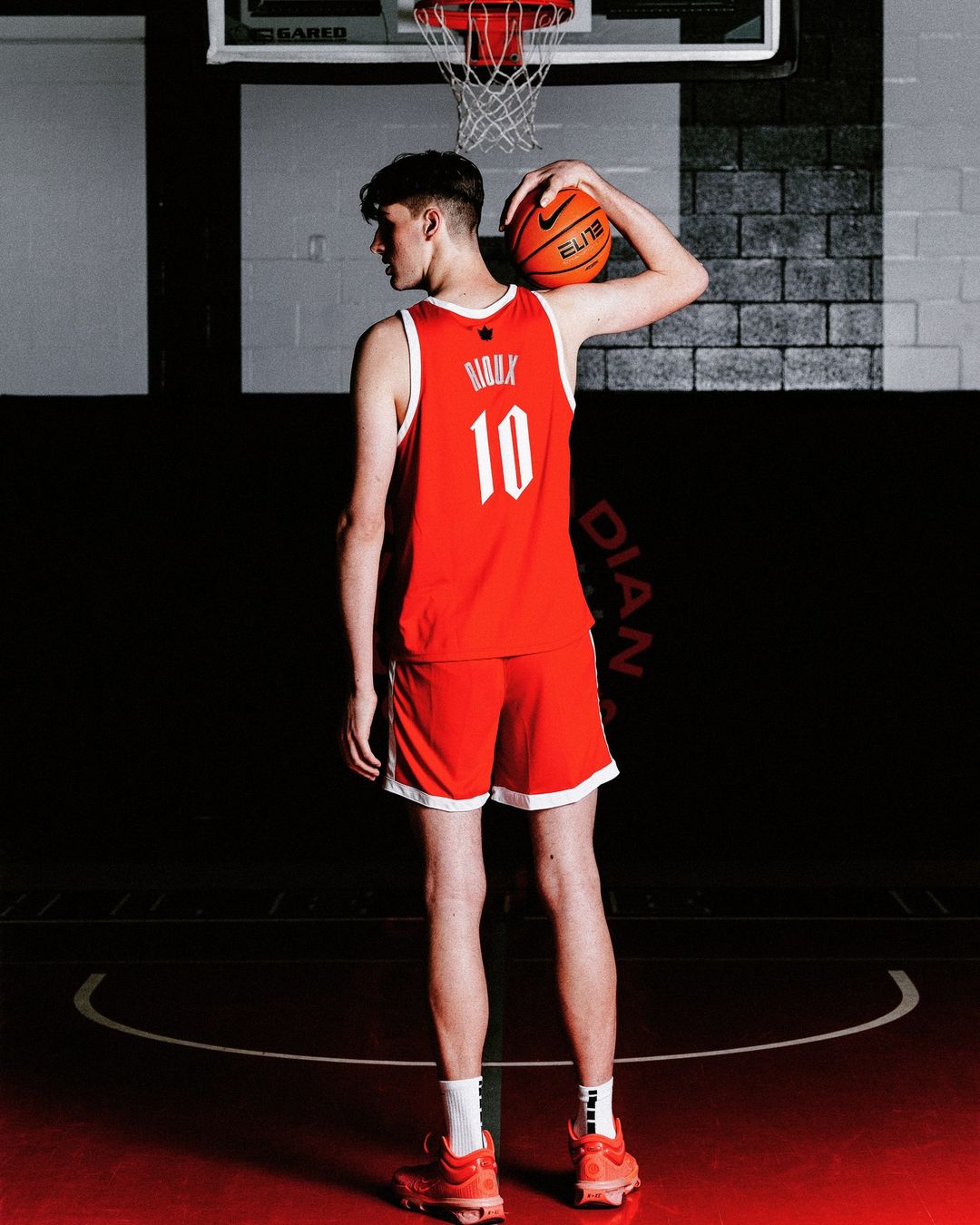 Quem é Oliver Riox? Conheça a história do jogador de basquete mais alto.
