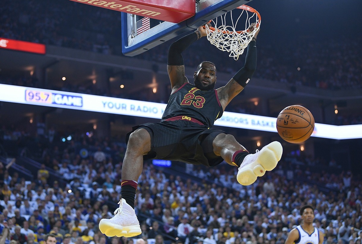 Lebron James enterrando: veja os vídeos mais incríveis e fortes!