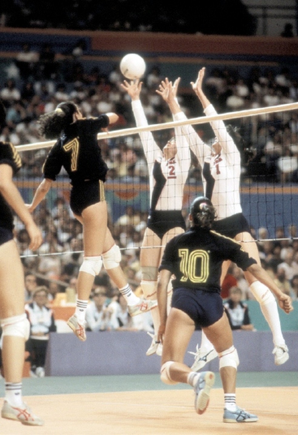 Por que o vôlei feminino anos 90 é famoso? (Saiba os motivos do sucesso!)