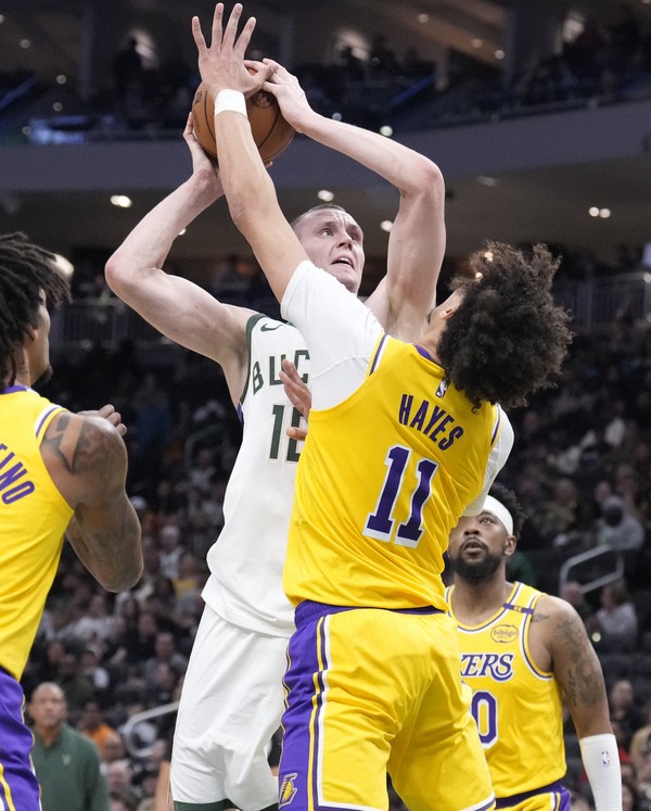 Em qual time joga Hayes NBA compare estas duas equipes famosas